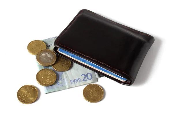 Carteira castanha com moedas de euro, euro e cartões sobre fundo branco — Fotografia de Stock