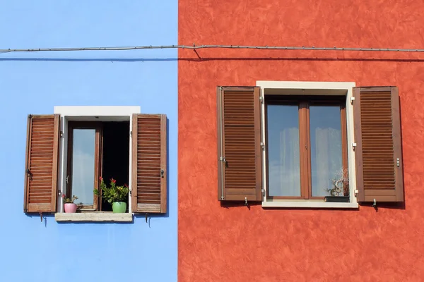 Two windows with shutters on colorful wall — Stock Photo, Image