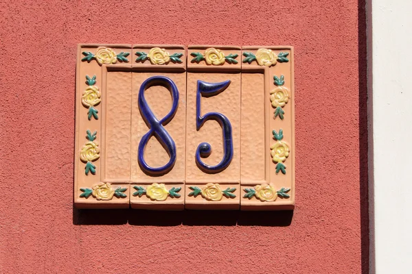 Número ochenta y cinco, número de placa de dirección de la casa — Foto de Stock