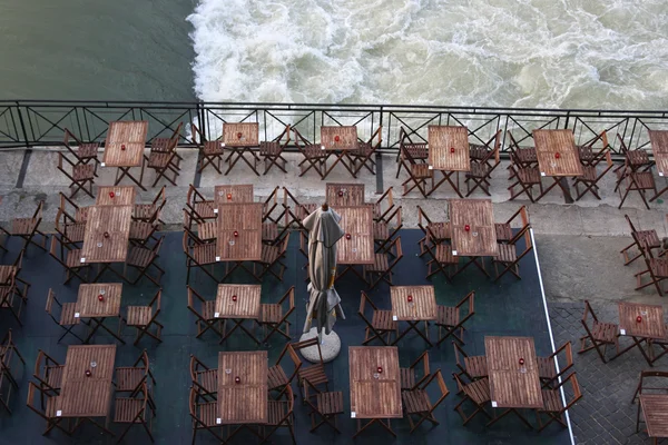 空咖啡馆与木桌和椅子放置沿着台伯河 — 图库照片