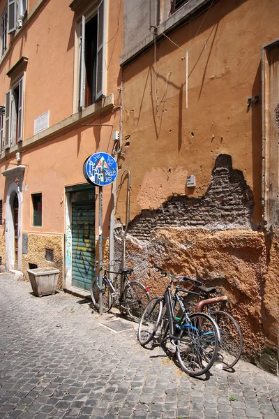 Typical italian street with bikes under the wall — Stock Photo, Image