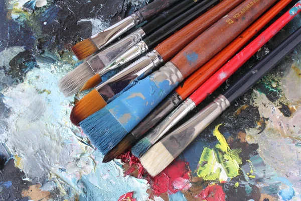 Tavolozza e pennelli colorati — Foto Stock