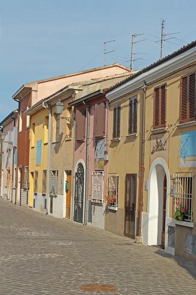 Strada colorata e stretta a Rimini, Italia — Foto Stock