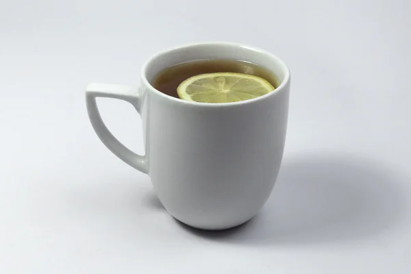 Té en taza con limón aislado sobre fondo blanco —  Fotos de Stock