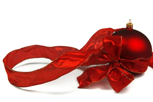 Κόκκινα Χριστούγεννα στολίδι με κορδέλα που απομονώνονται σε λευκό φόντο — Φωτογραφία Αρχείου