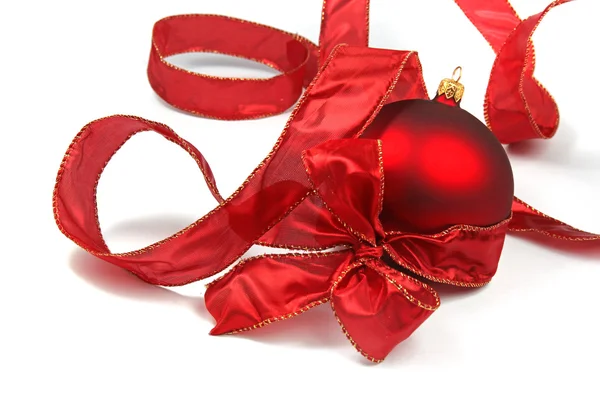 Κόκκινα Χριστούγεννα στολίδι και κορδέλα σε λευκό — Φωτογραφία Αρχείου