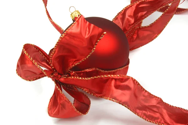 Red christmas bauble and ribbon on white — Stock Photo, Image