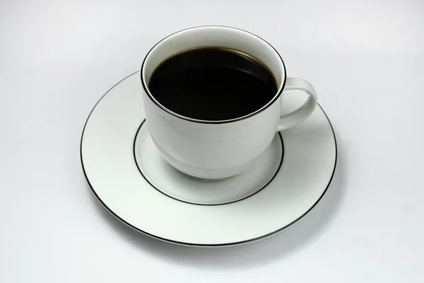 Taza de café negro sobre fondo blanco —  Fotos de Stock