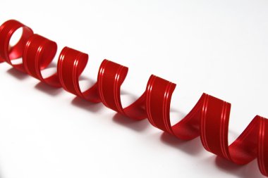 kırmızı kurdele beyaz arkaplanda izole edildi