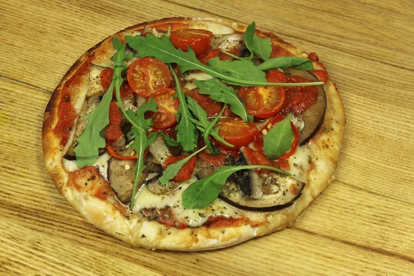 roka, domates, patlıcan ve mozzarella ile pizza