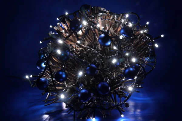 Mavi zemin üzerine parlak Noel dekorasyon — Stok fotoğraf