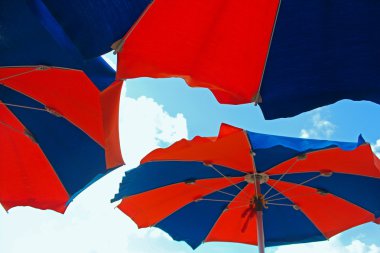 plaj şemsiyeleri ve gökyüzü