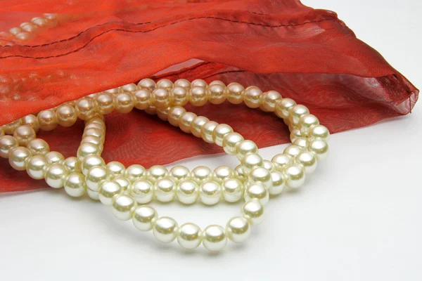 Perle bianche in borsa rossa — Foto Stock