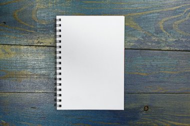 eski ahşap masa üzerine spiral defter