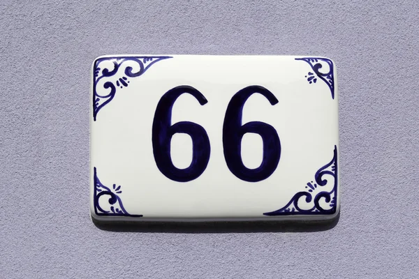 Numéro 66, numéro de plaque d'adresse de la maison — Photo