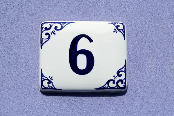 Numéro six, numéro de plaque d'adresse de maison — Photo