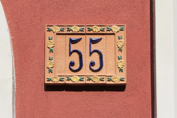 Número cincuenta y cinco, número de placa de dirección de la casa —  Fotos de Stock