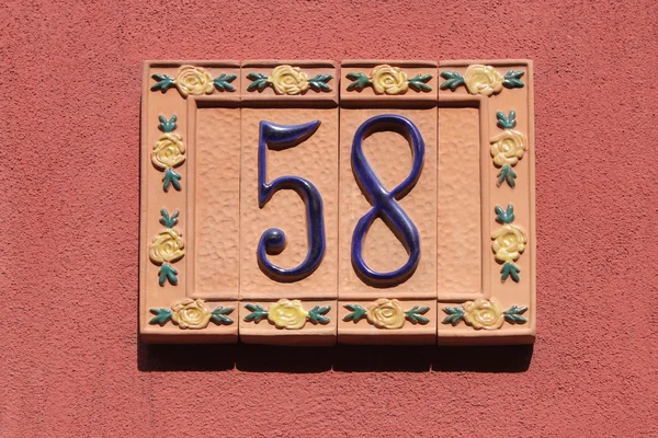 Número cincuenta y ocho, número de placa de dirección de la casa — Foto de Stock