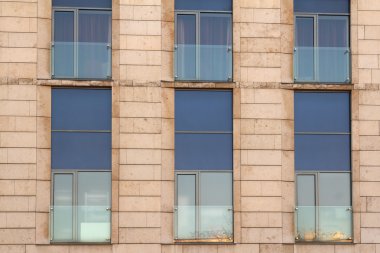 windows ile modern binanın ön duvar