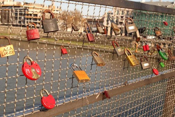 Cinta kunci di jembatan di Krakow, Polandia — Stok Foto