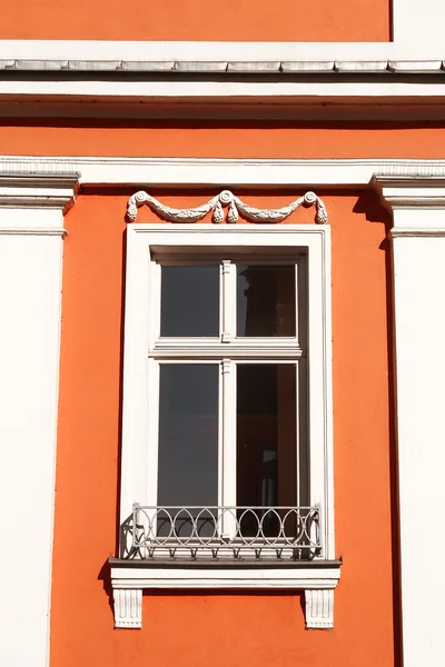 Fenster mit dekorativen Ornamenten an orangefarbener Wand — Stockfoto