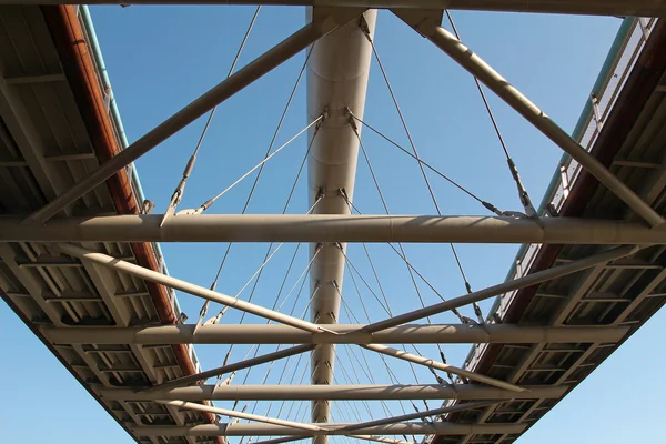 Construcción de pasarela o puente contemporáneo — Foto de Stock