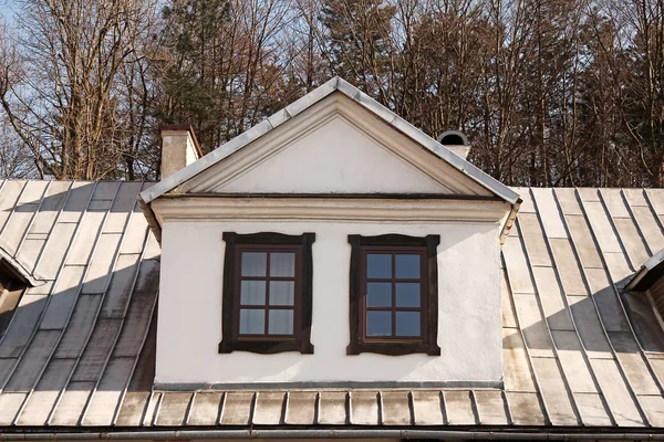 Zwei alte vertikale Dachfenster — Stockfoto