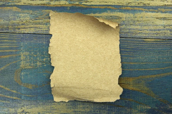 Vieux papier sur fond de bois bleu — Photo