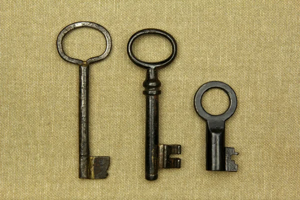 Set of vintage keys on natural linen — Stock Photo, Image