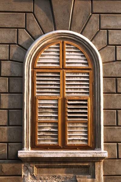 Vintage-Fenster mit geschlossenen Rollläden — Stockfoto