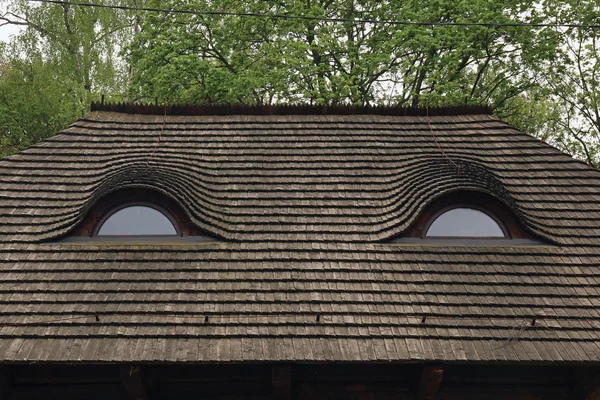 Zwei Gauben auf altem Holzdach — Stockfoto