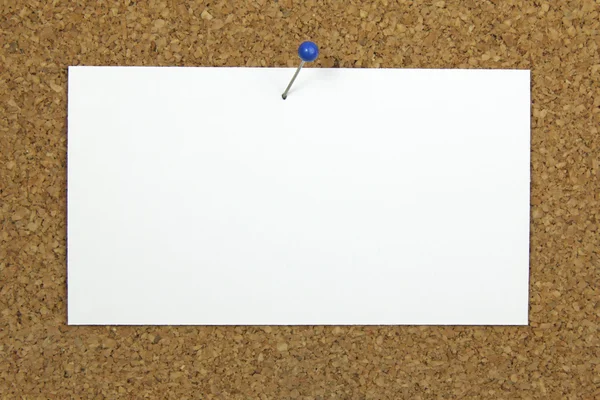 Push pin holding a blank notecard on a cork board — Stock Photo, Image