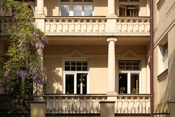 Фасад оренди з балконом і квітами — стокове фото