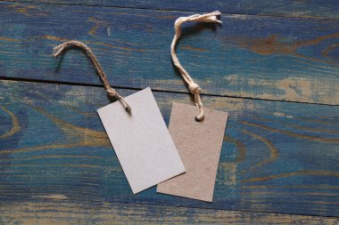 Mavi ahşap zemin üzerinde iki boş fiyat etiketi