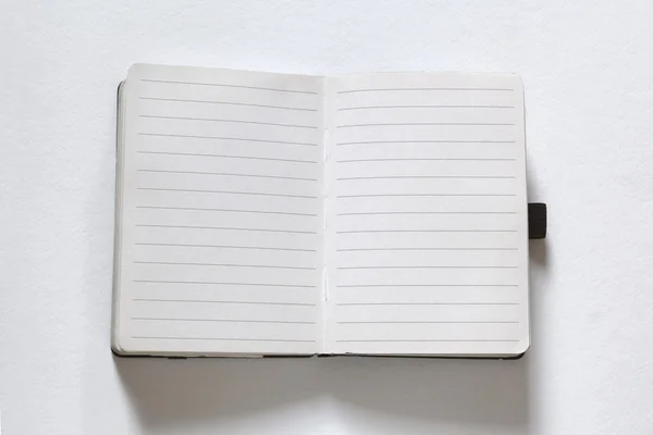 打开的笔记本或在白色背景上的日记 — 图库照片