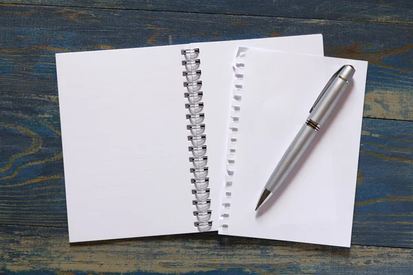 Lege notitieboekje met pen op houten bureau — Stockfoto