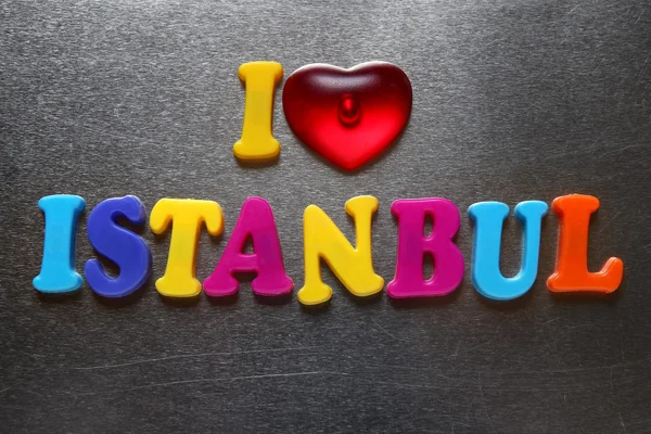 Eu amo istanbul soletrado usando ímãs de geladeira coloridos — Fotografia de Stock