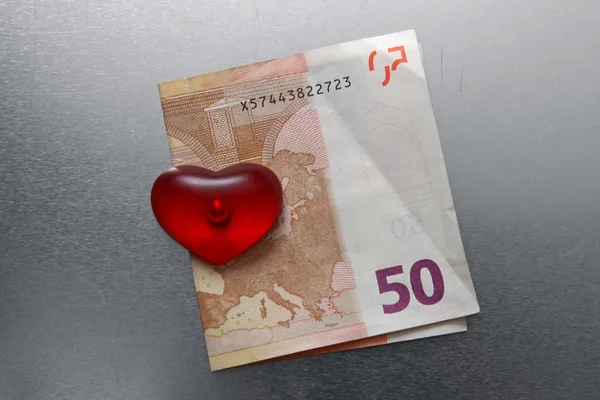 Banknot 50 euro obcięte magnes serca — Zdjęcie stockowe