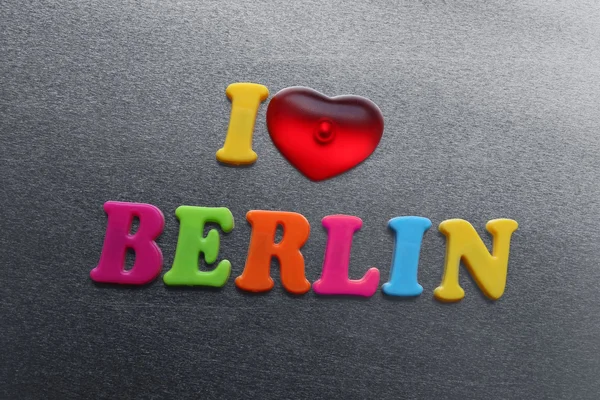 내가 사랑 하는 컬러 냉장고 자석을 사용 하 여 밖으로 철자 하는 베를린 — 스톡 사진