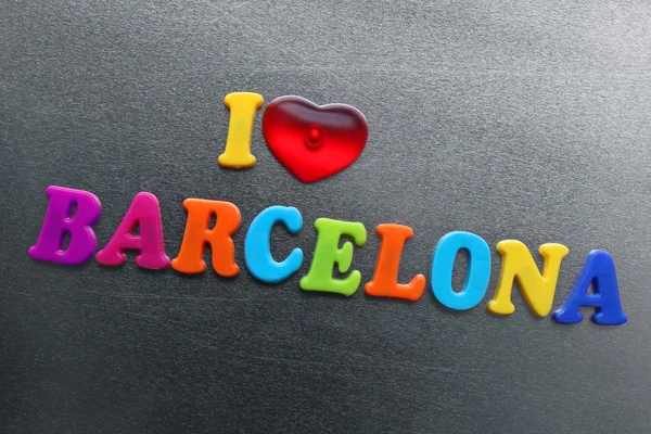 Eu amo barcelona soletrado usando ímãs de geladeira coloridos — Fotografia de Stock