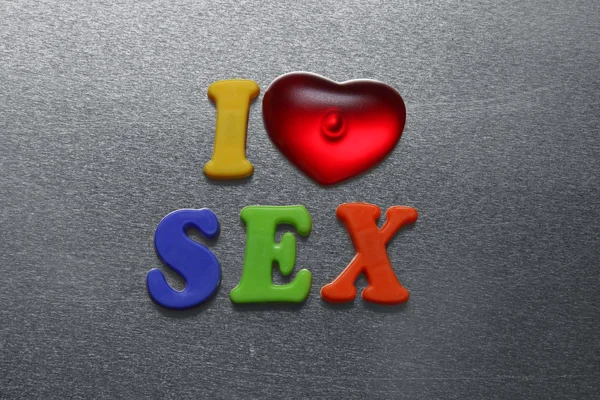 Ich liebe Sex, der mit farbigem Kühlschrankmagneten ausgedrückt wird — Stockfoto