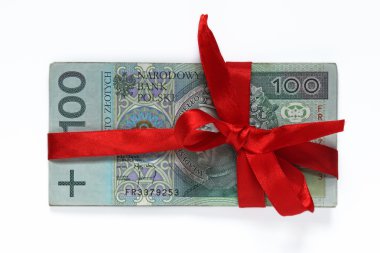 yüz Polonyalı para üzerinde beyaz izole kırmızı kurdele ile bağlanmış