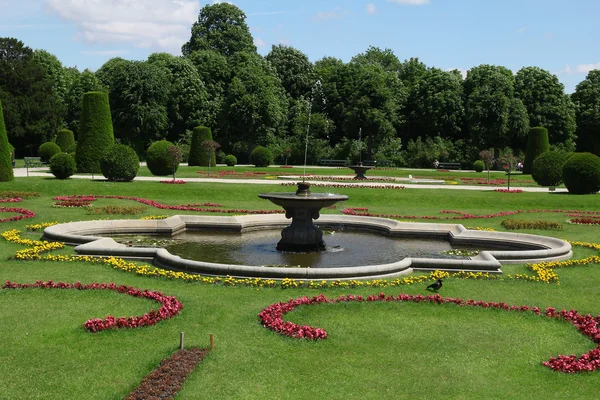 Fonte em Schonbrunn jardim em Viena, Áustria — Fotografia de Stock