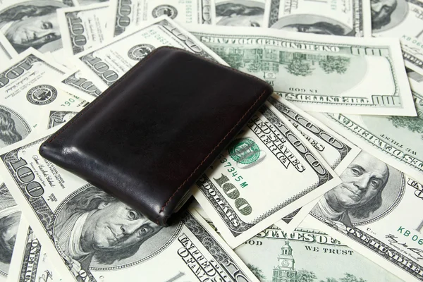 Billetera de cuero y billetes de cien dólares — Foto de Stock