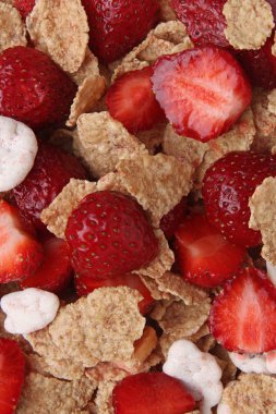 Taze çilekli müsli.