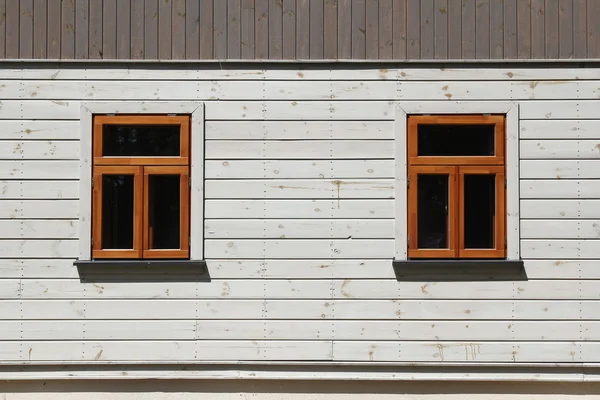 白い木製の壁に 2 つのウィンドウ — ストック写真