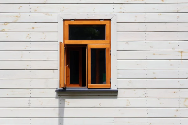 Una finestra aperta sul muro di legno bianco — Foto Stock