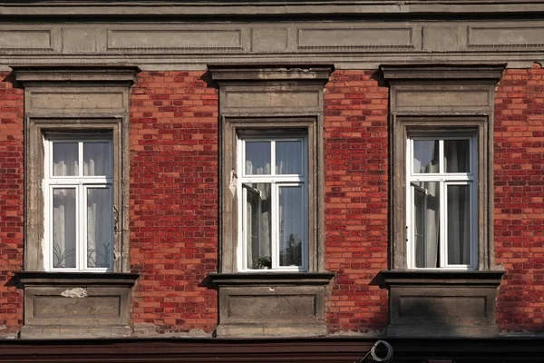 Три окна на кирпичной стене — стоковое фото