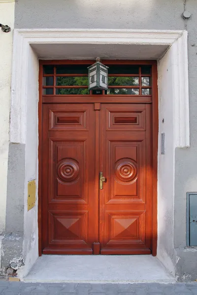 Porta de madeira da frente — Fotografia de Stock