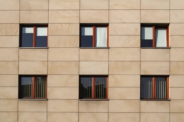 Modernes Gebäude mit sechs Fenstern — Stockfoto